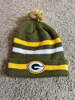 Green Bay Pom beanie - EUC